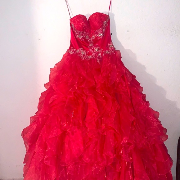 I am selling a 15-year-old dress,size M color is fuchsia brand